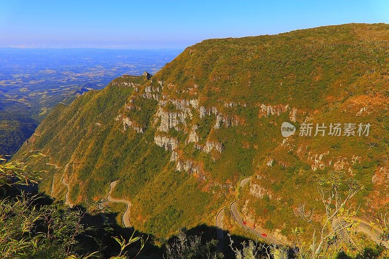 在令人印象深刻的Serra do里约热内卢do Rastro山路通行证-圣卡塔琳娜州-巴西南部田园诗般的风景